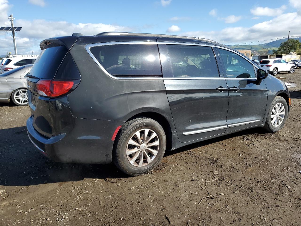 2017 Chrysler Pacifica Touring L - Фото 3