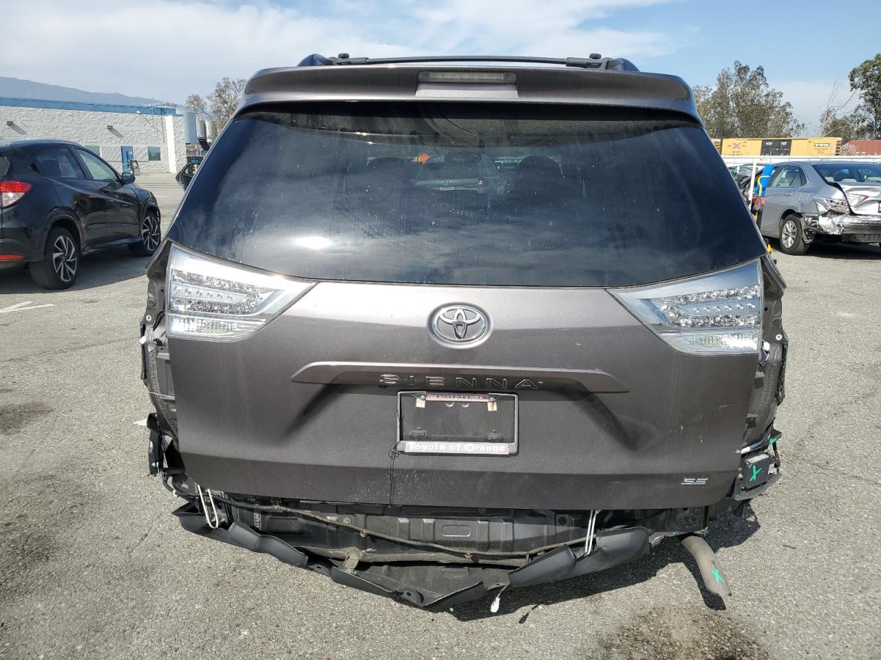 2016 Toyota Sienna Se - Фото 6
