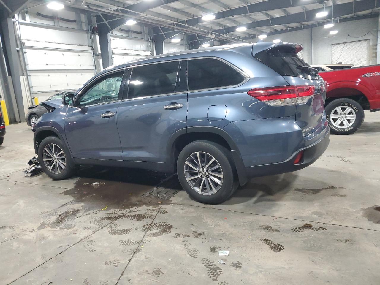2019 Toyota Highlander Se - Фото 2