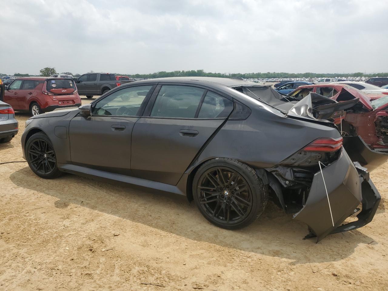 2025 BMW M5 - Фото 2