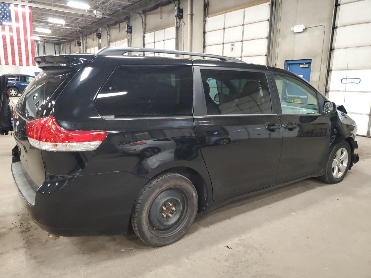 2013 Toyota Sienna Le - Фото 3