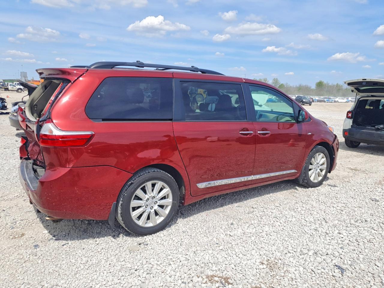 2017 Toyota Sienna Xle Premium 7-Passenger - Image 3
