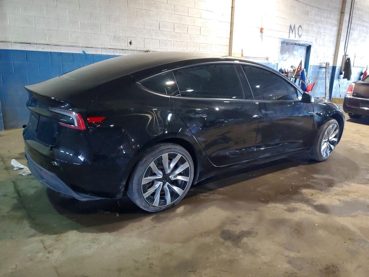 2025 Tesla Model 3 - Фото 3