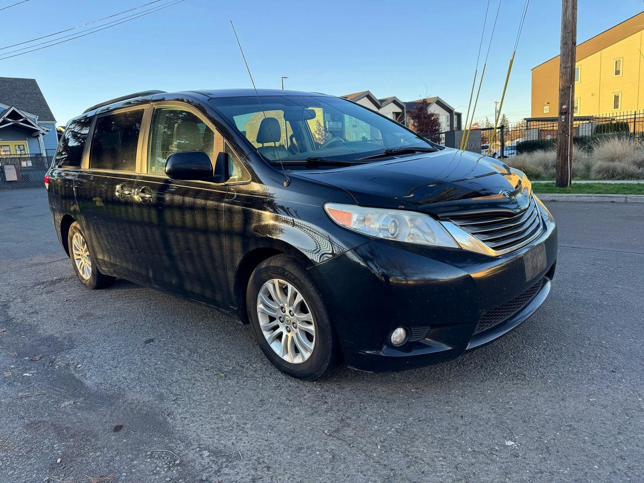 2014 Toyota Sienna Xle 8-Passenger - Фото 2