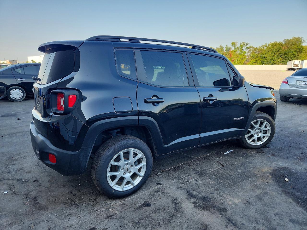 2023 Jeep Renegade Latitude - Image 3