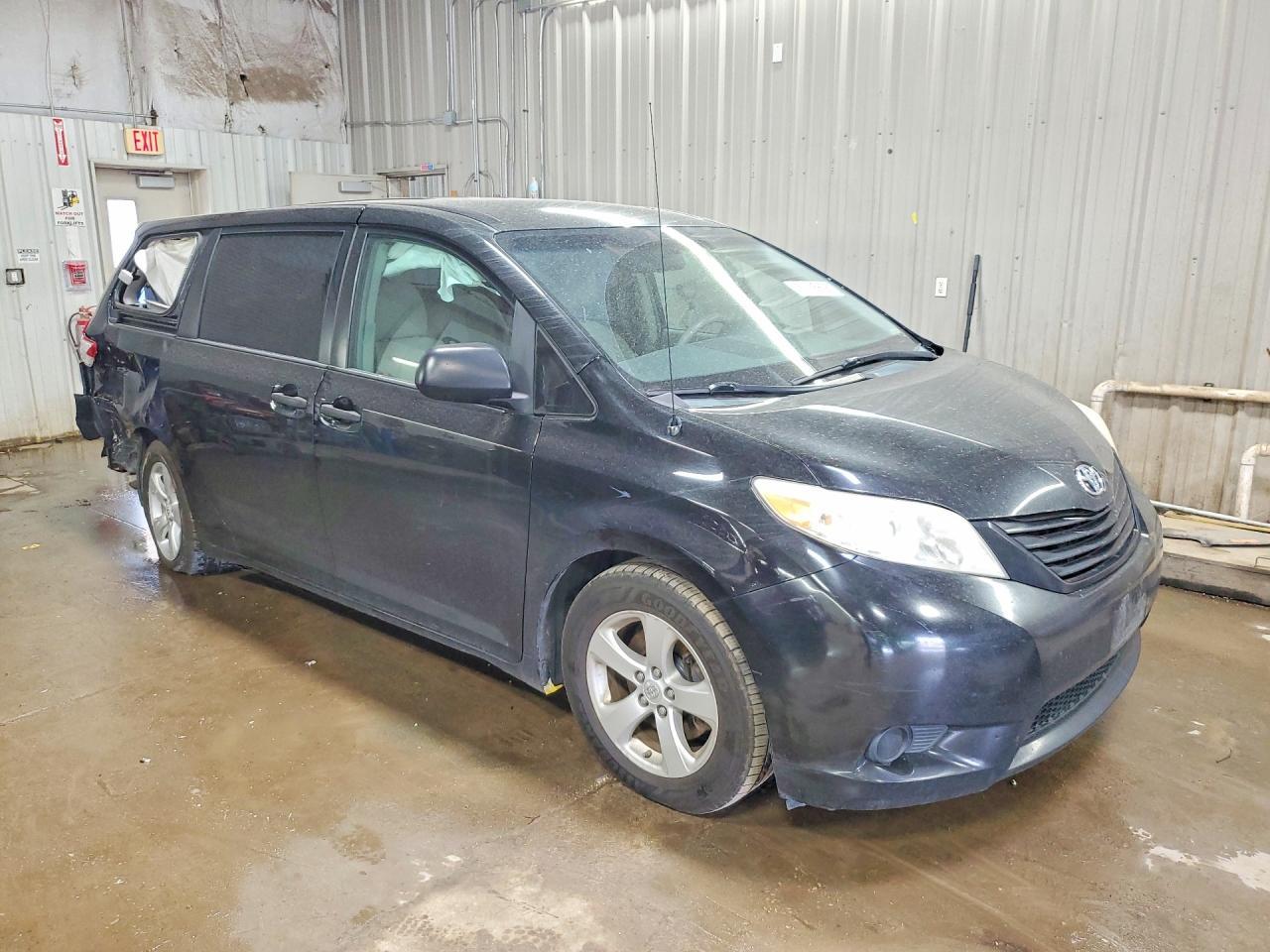 2013 Toyota Sienna L 7-Passenger - Фото 4