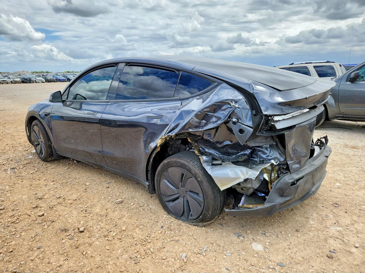 2026 Tesla Model Y - Фото 2