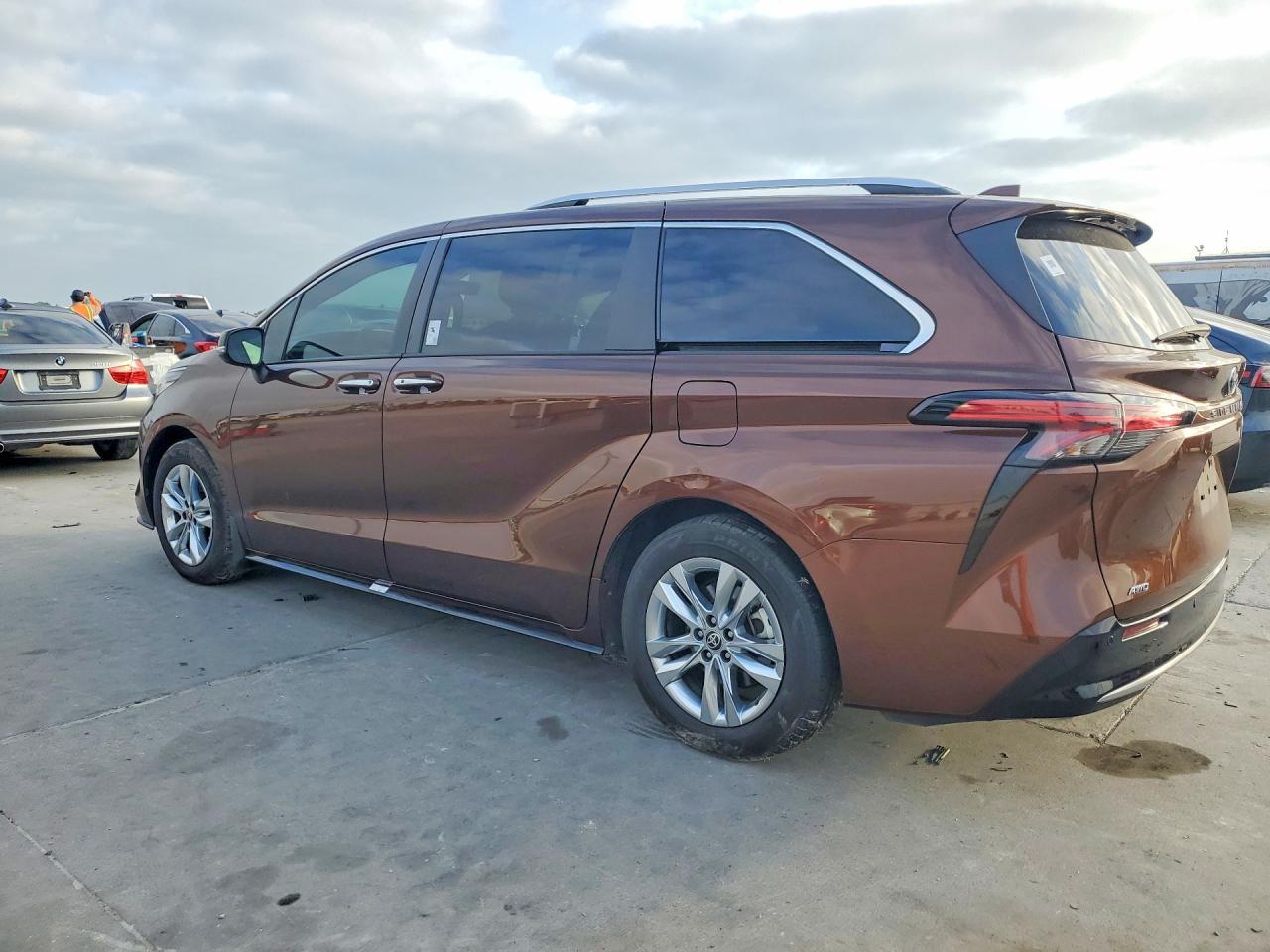 2022 Toyota Sienna Limited 7-Passenger - Фото 2