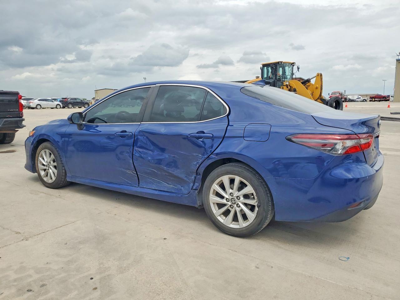 2023 Toyota Camry Le - Фото 2