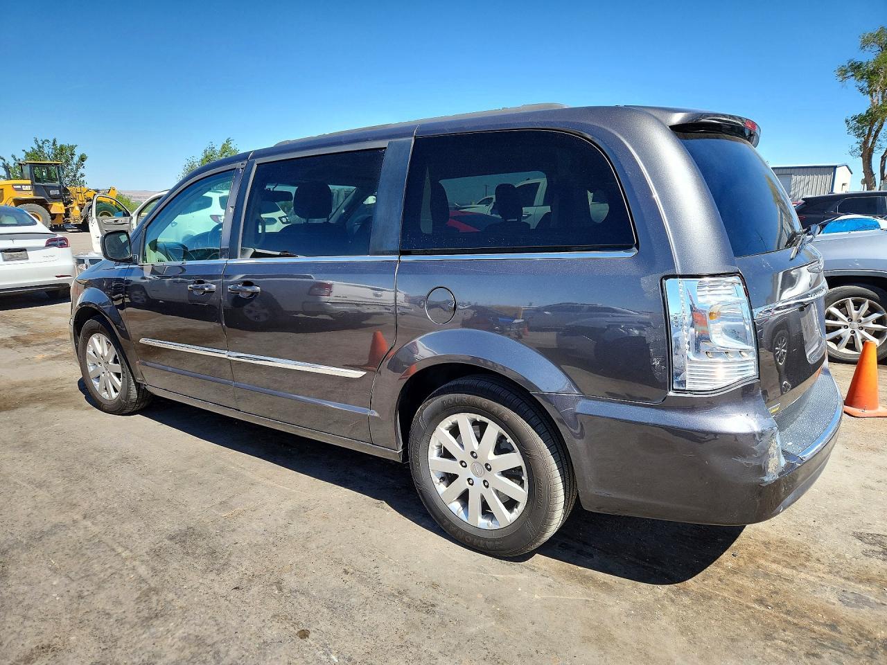 2016 Chrysler Town & Country Touring - Фото 2