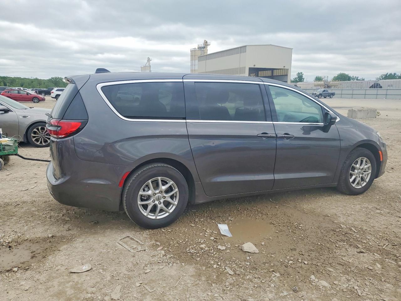 2023 Chrysler Pacifica Touring L - Image 3