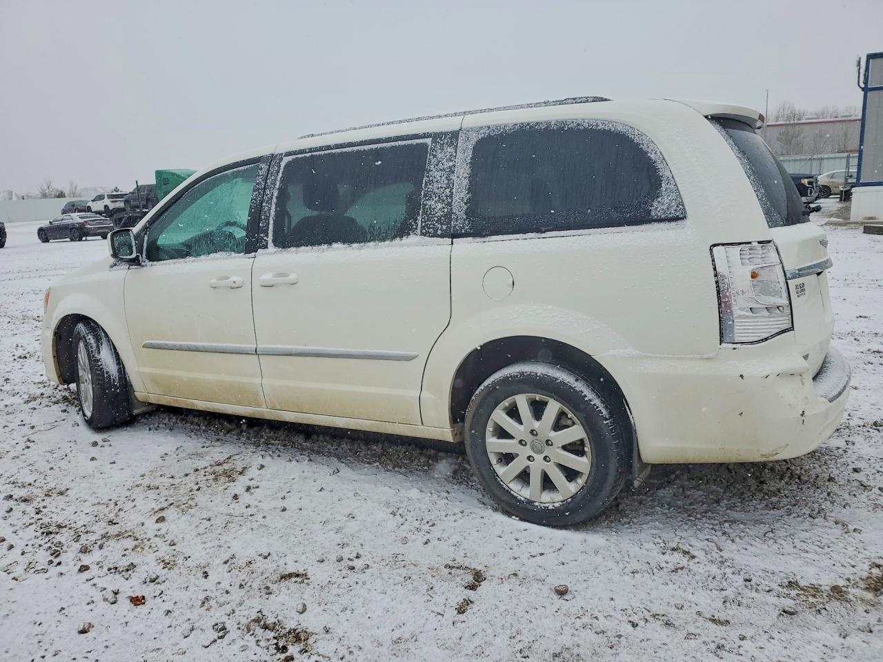 2013 Chrysler Town & Country Touring - Фото 2