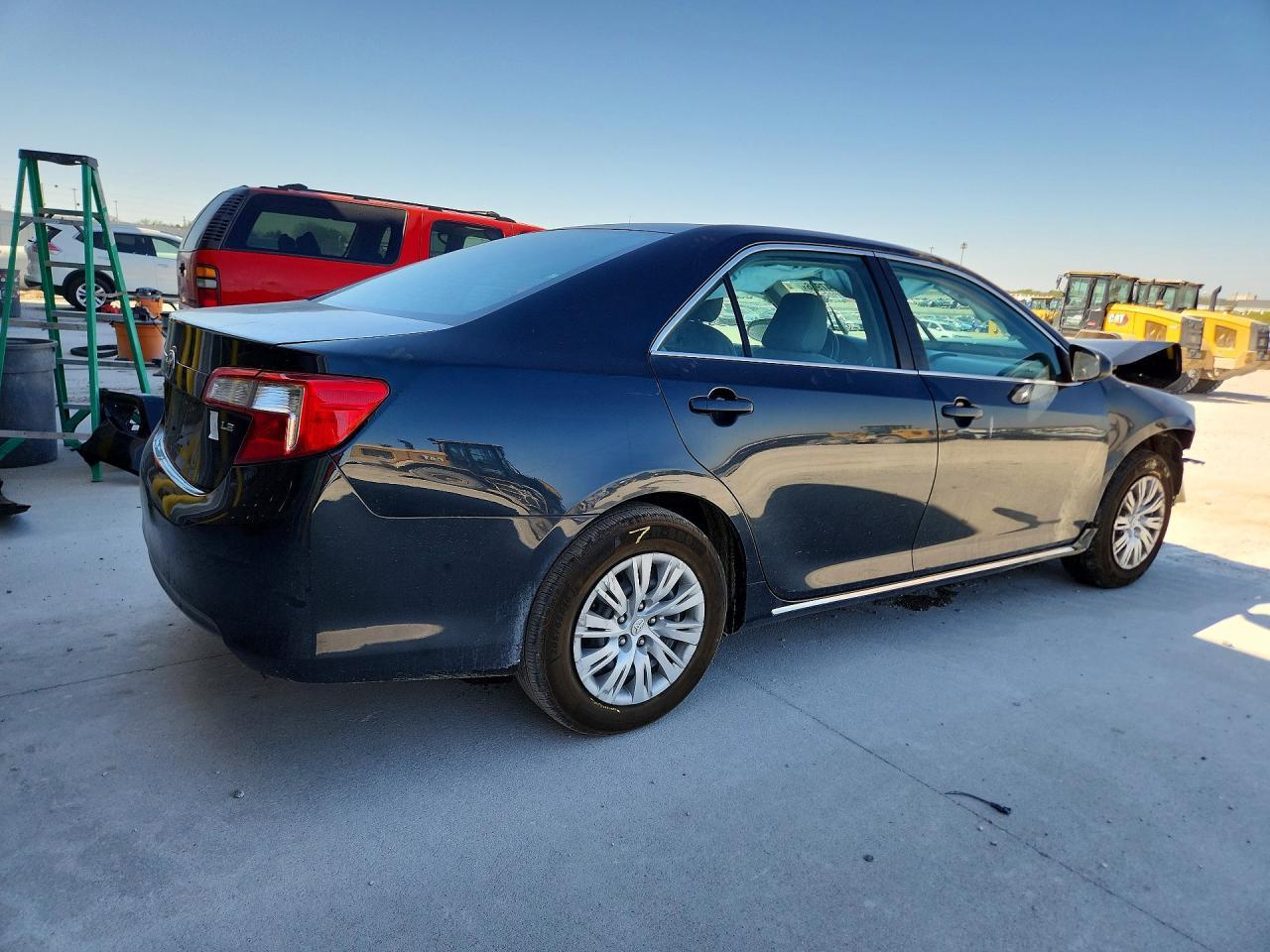 2014 Toyota Camry Le - Image 3