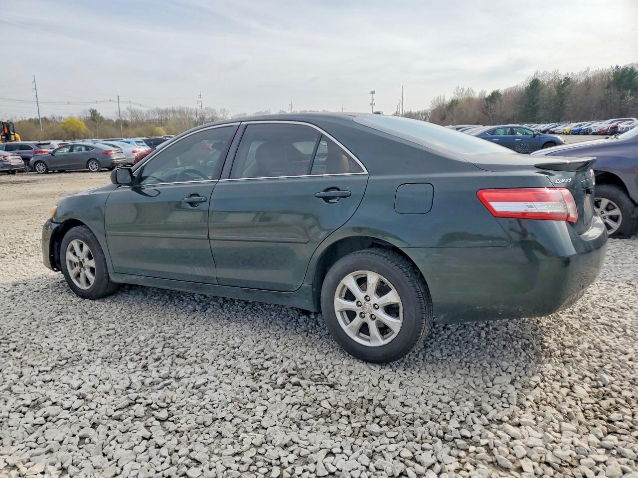 2011 Toyota Camry Le - Фото 2