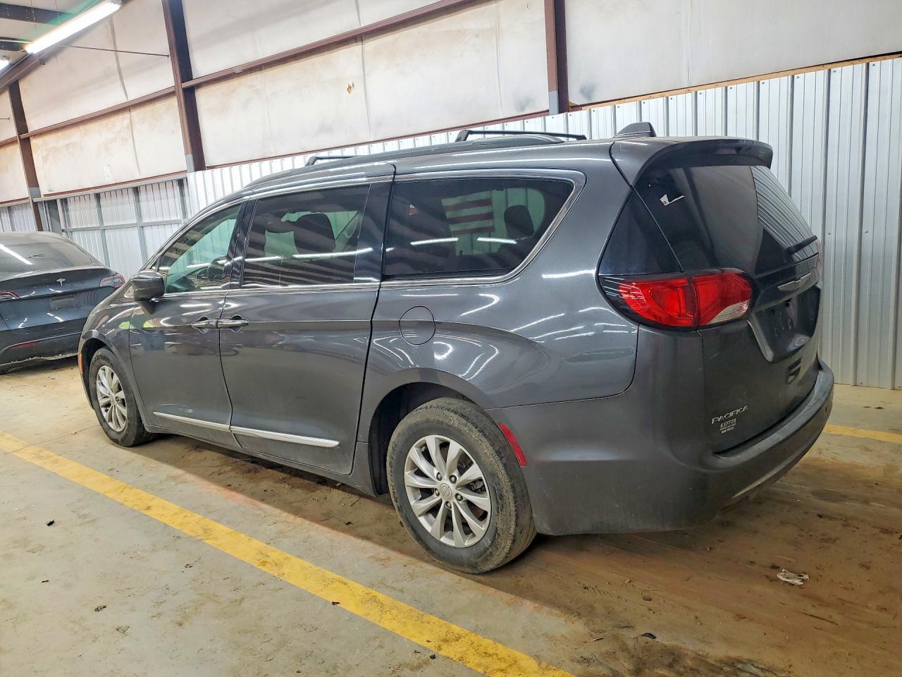 2017 Chrysler Pacifica Touring L - Фото 2