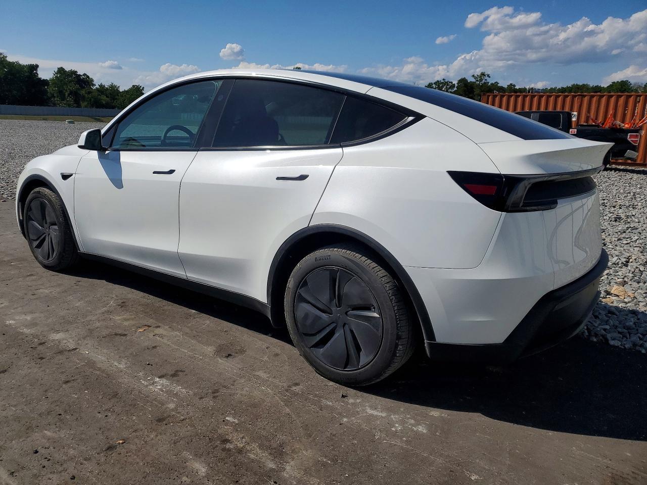 2026 Tesla Model Y - Фото 2