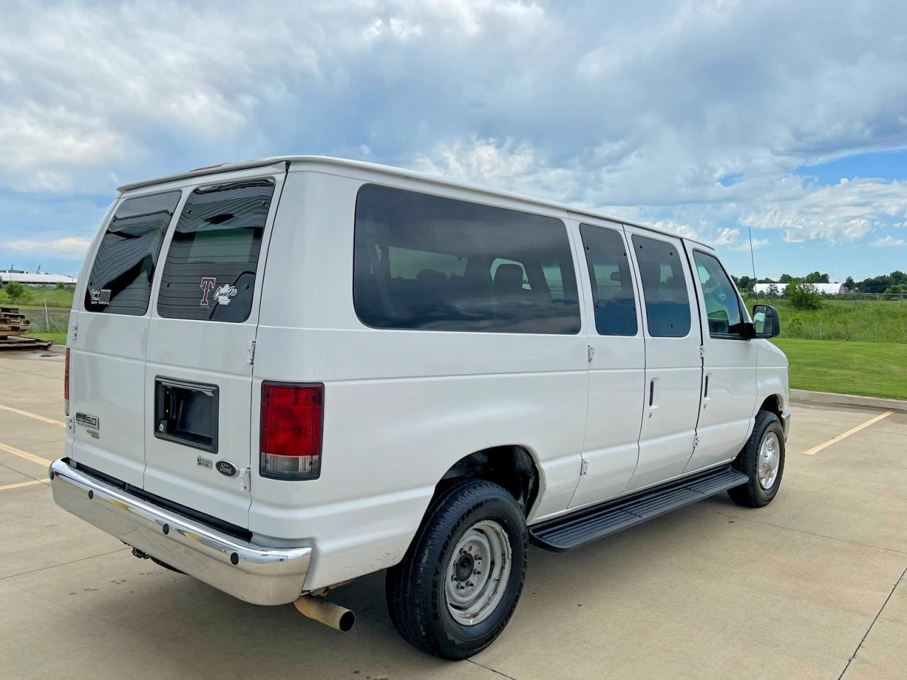 2013 Ford Econoline E350 Super Duty Wagon - Фото 4