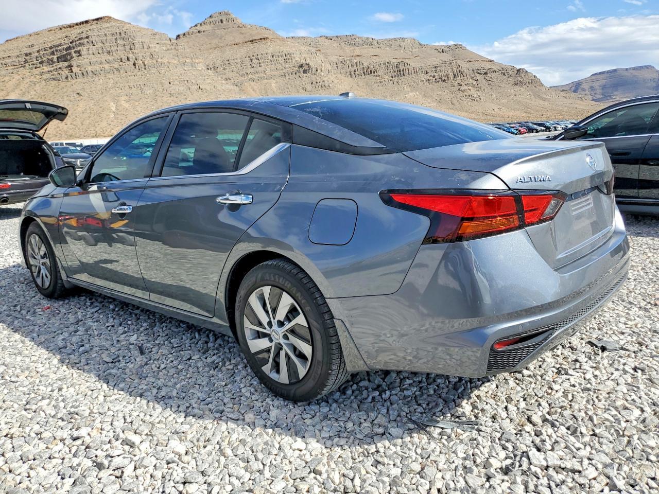 2020 Nissan Altima S - Фото 2