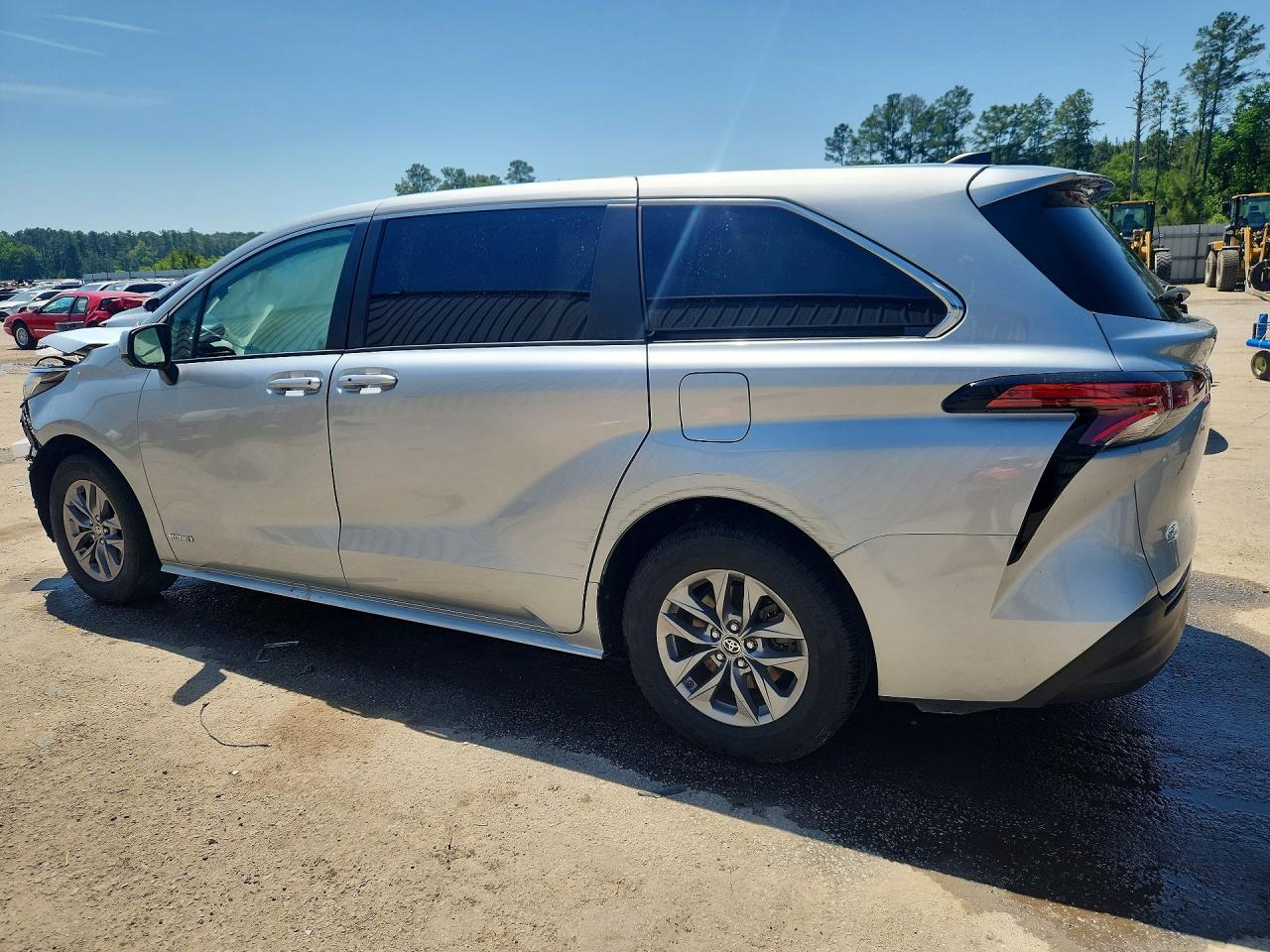 2021 Toyota Sienna Le - Image 2