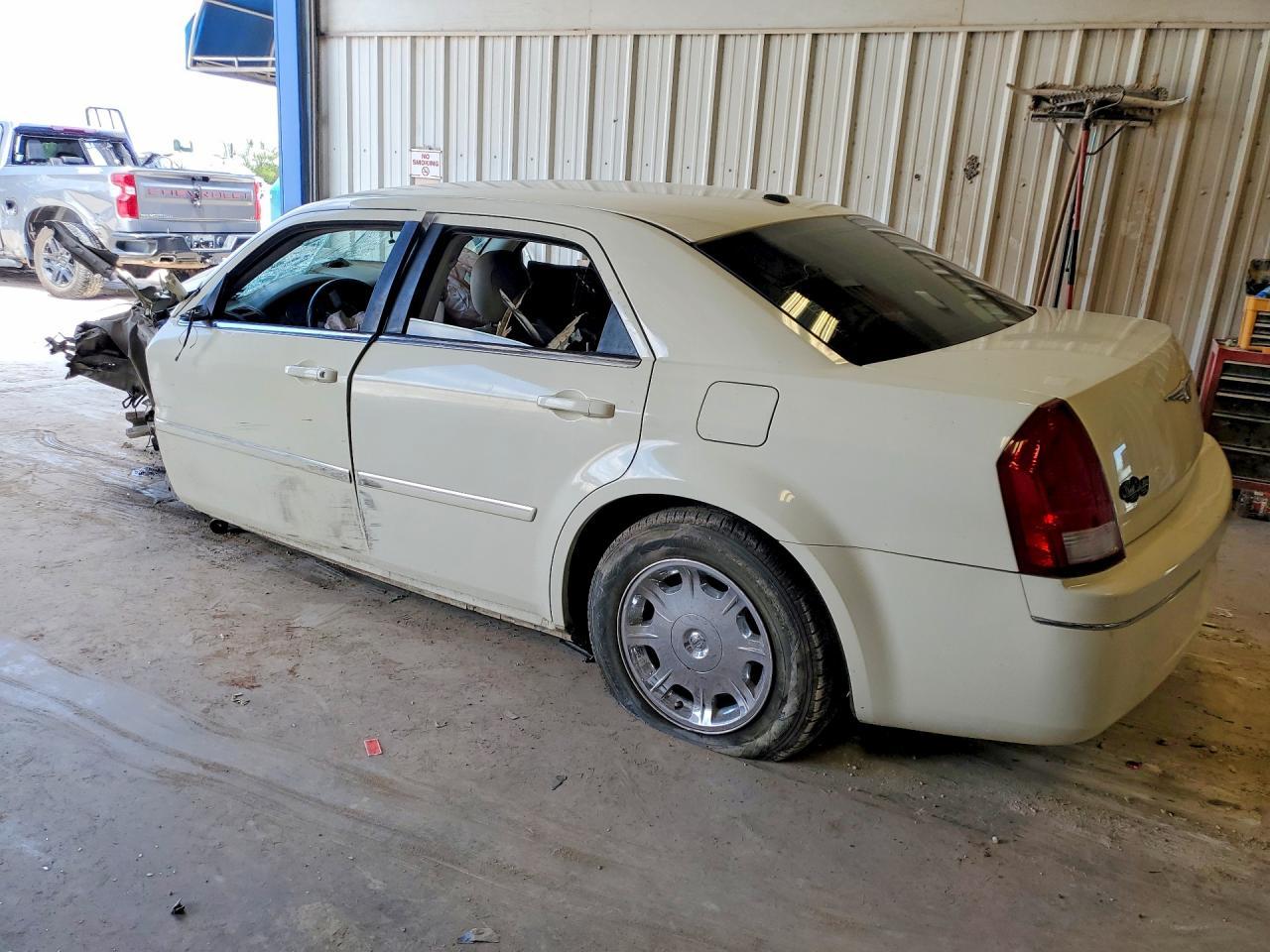 2006 Chrysler 300 Touring - Image 2