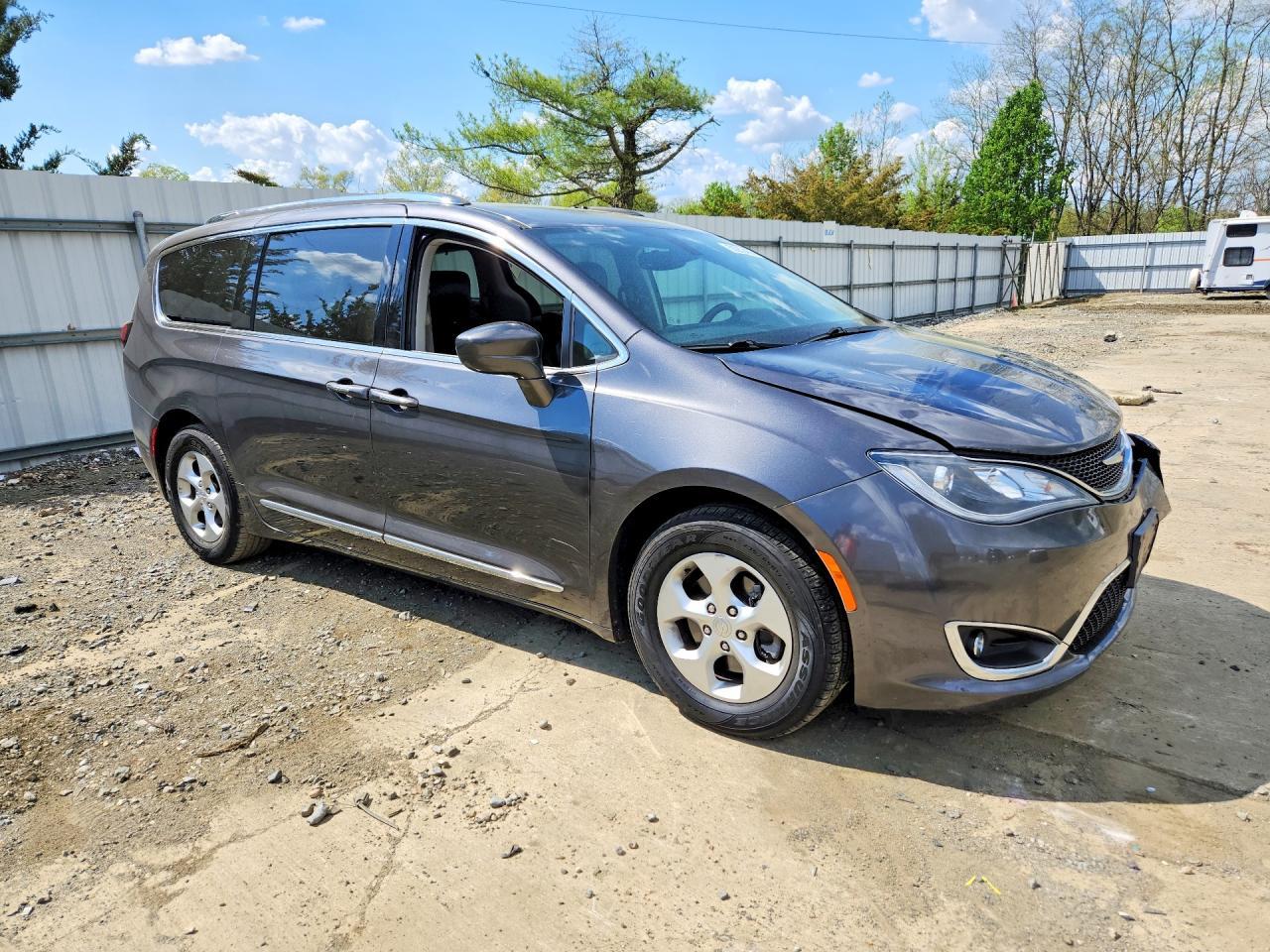 2017 Chrysler Pacifica Touring L Plus - Фото 4