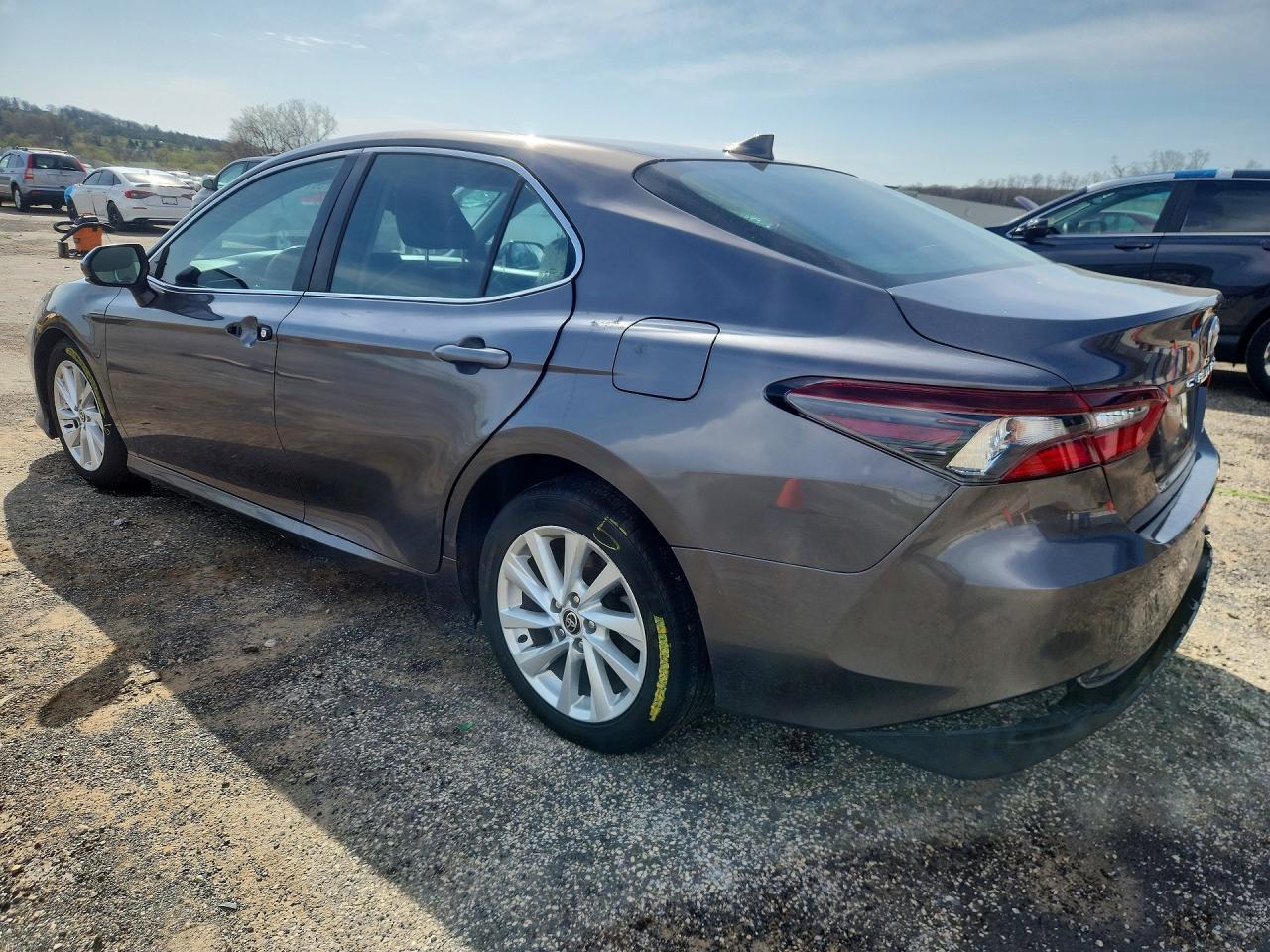 2021 Toyota Camry Le - Фото 2