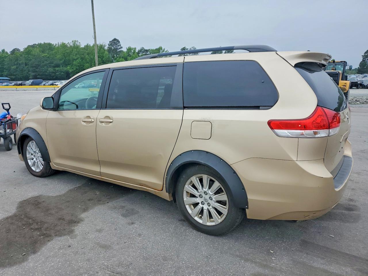 2011 Toyota Sienna Le 7-Passenger - Image 2