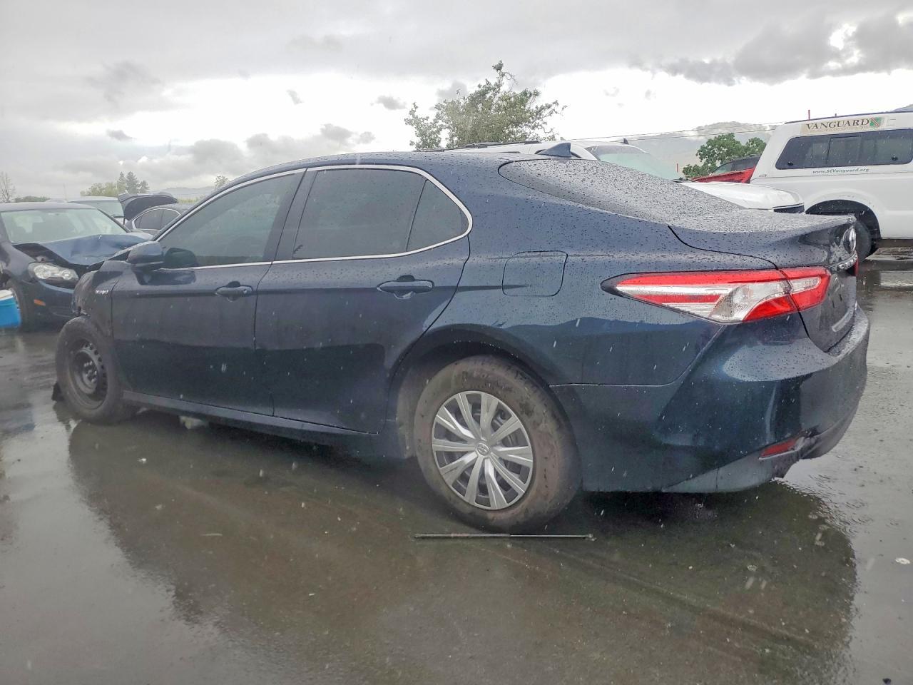 2019 Toyota Camry Hybrid Le - Image 2
