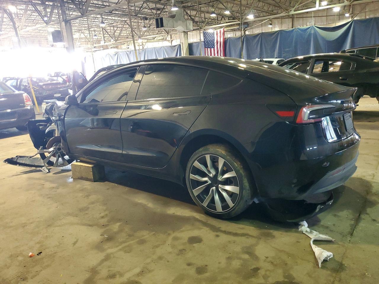 2025 Tesla Model 3 - Фото 2