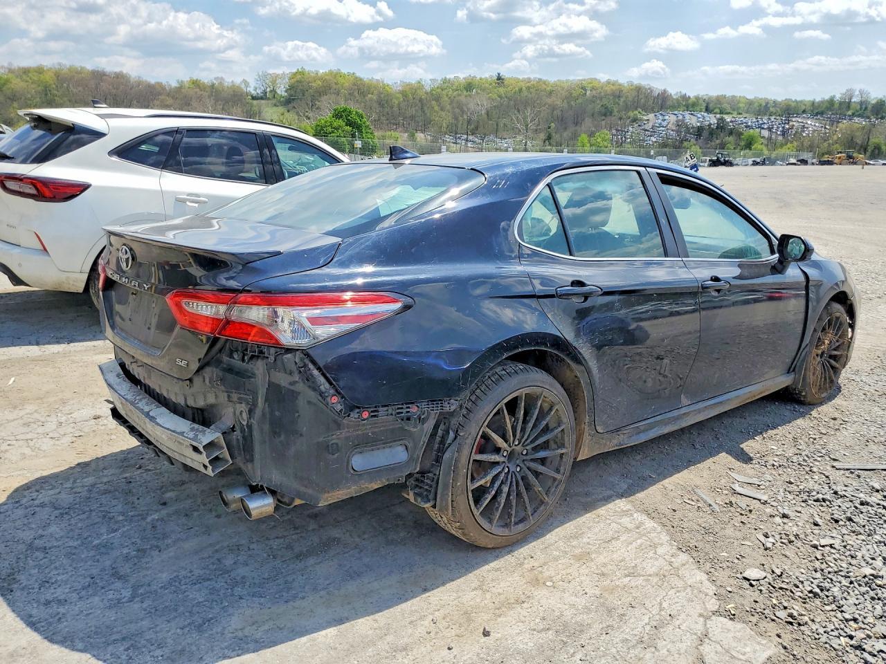 2019 Toyota Camry Se - Image 3