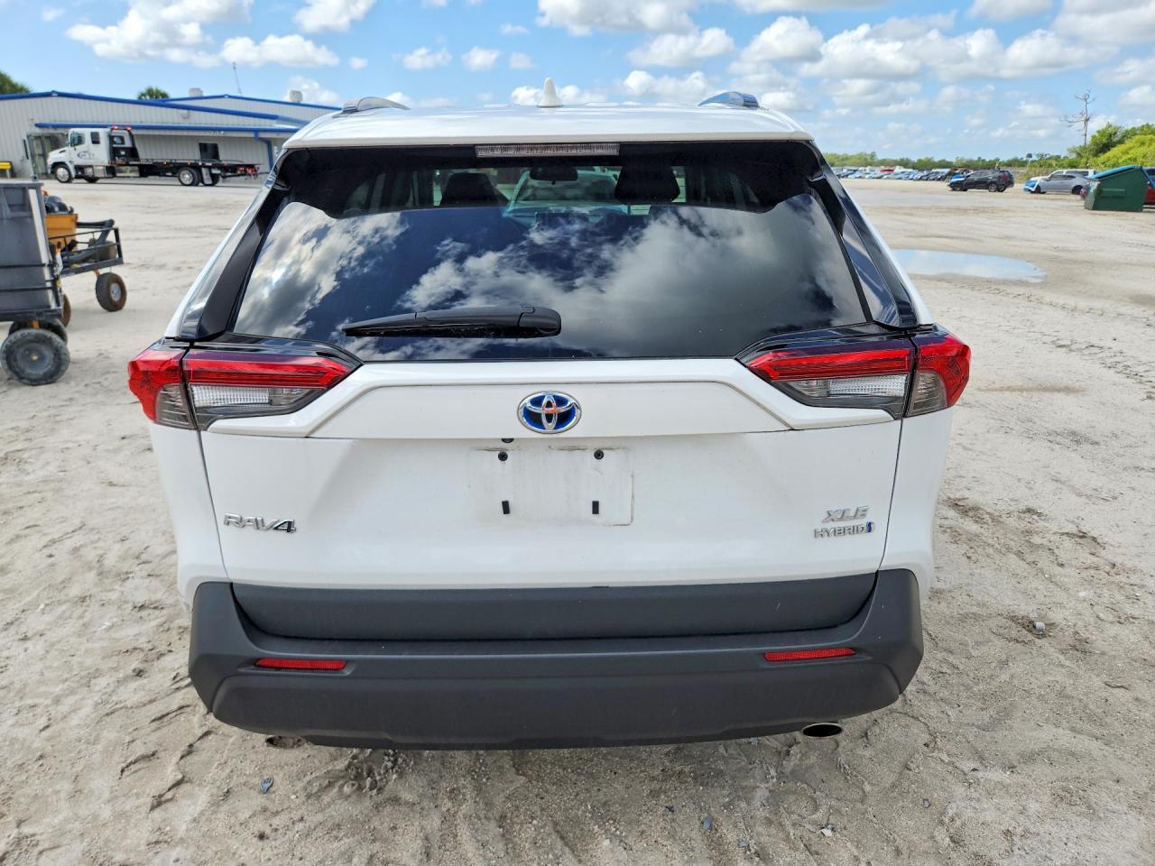 2024 Toyota Rav4 Hybrid Xle - Image 6