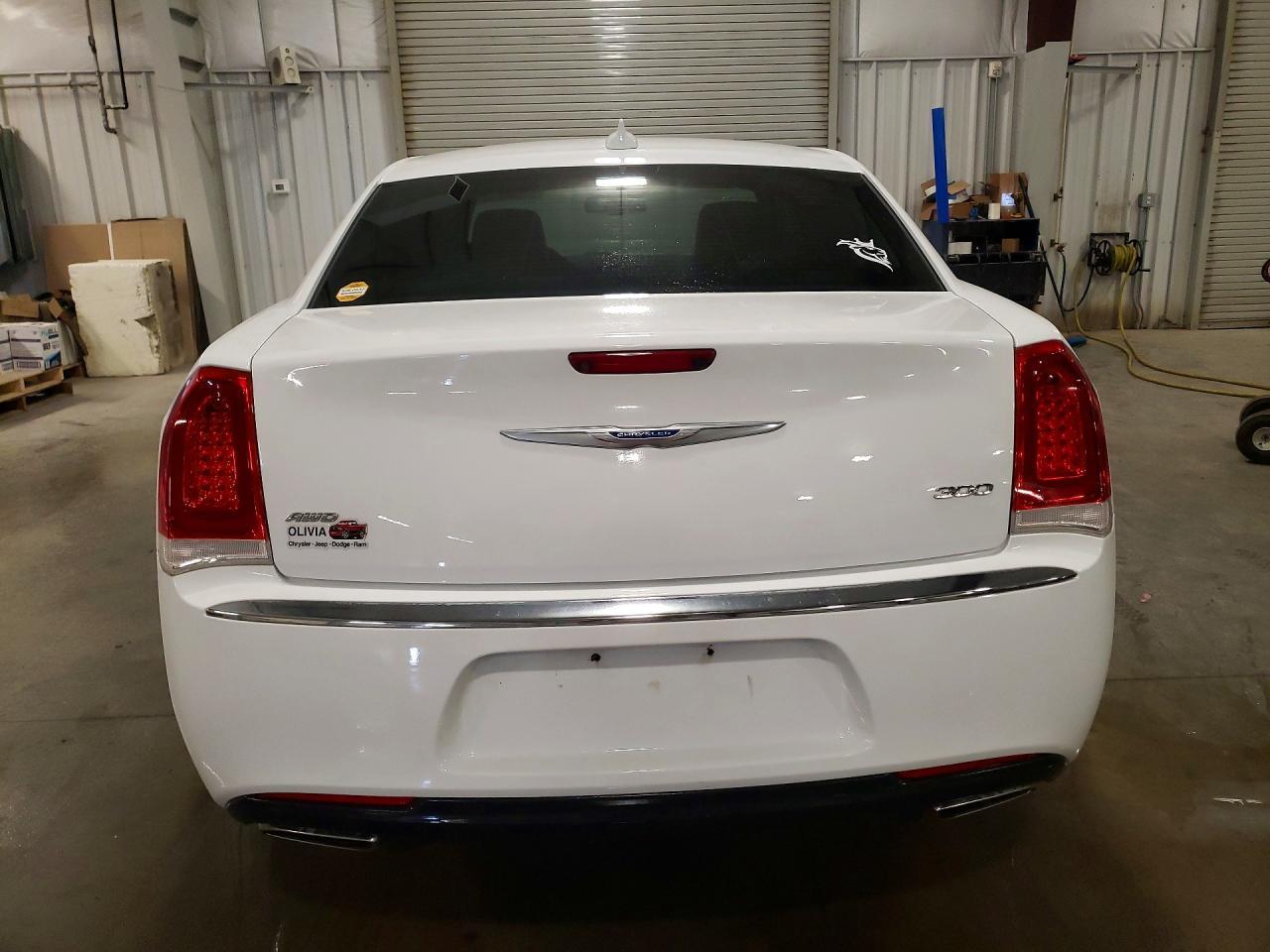 2018 Chrysler 300 Limited - Image 6