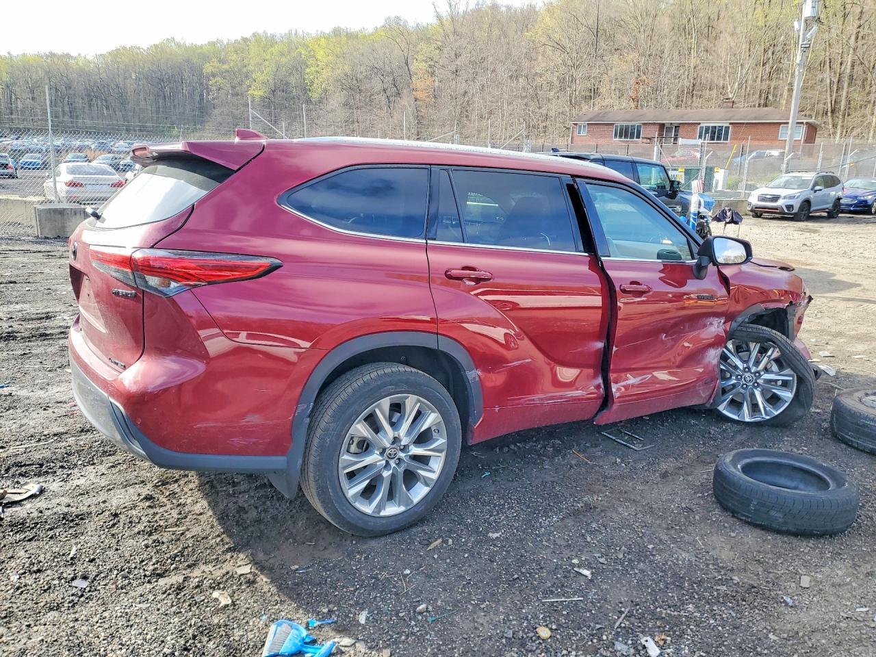2021 Toyota Highlander Hybrid Limited - Image 3