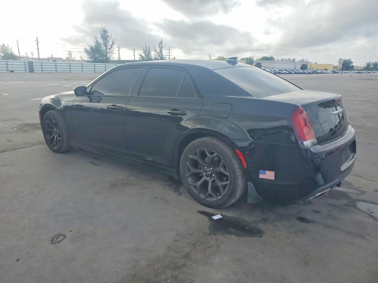 2019 Chrysler 300 Touring - Фото 2