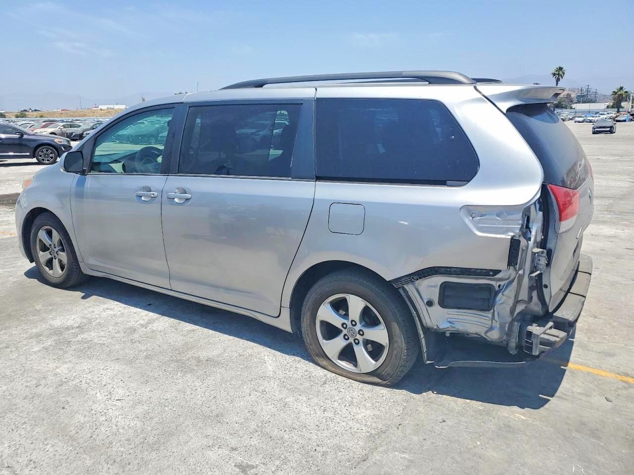 2012 Toyota Sienna Le - Image 2