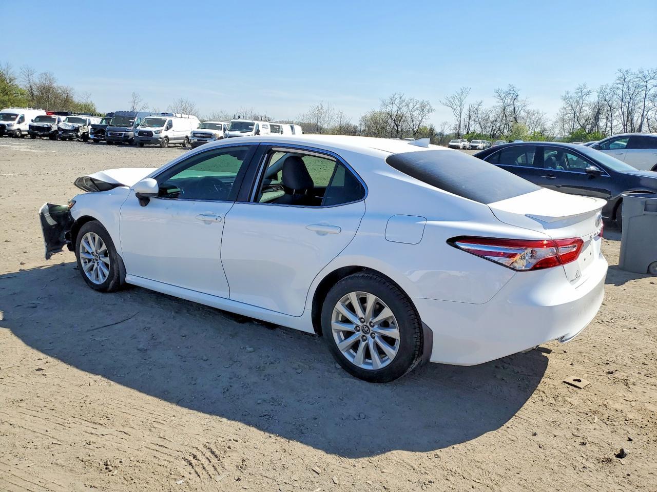 2019 Toyota Camry Le - Фото 2