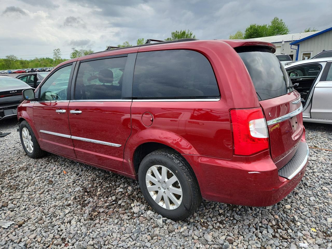 2014 Chrysler Town & Country Touring - Фото 2