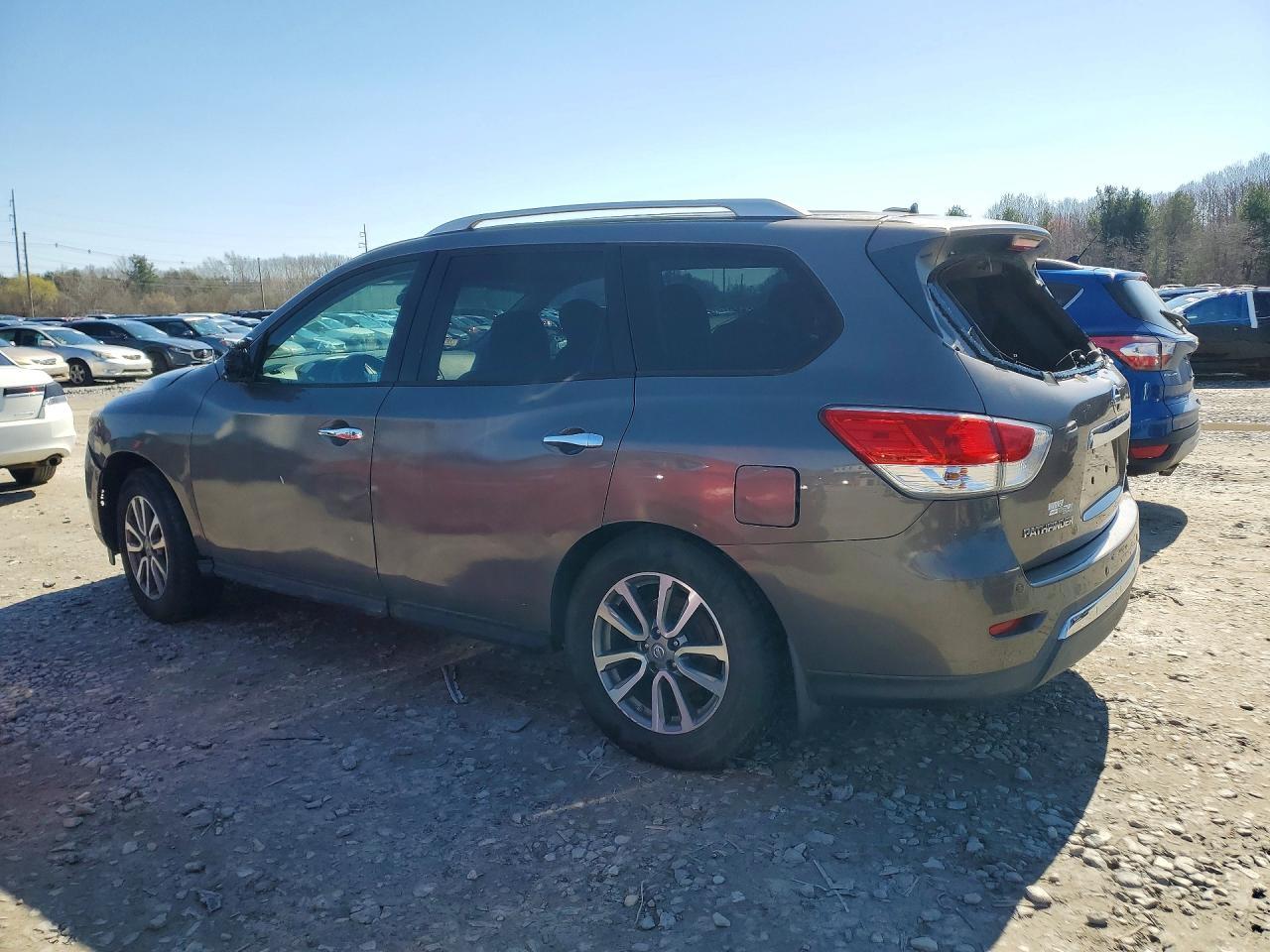 2013 Nissan Pathfinder S - Image 2