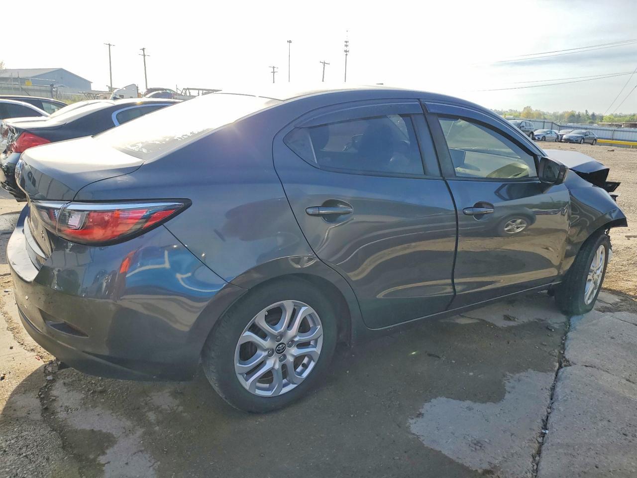 2018 Toyota Yaris Ia Base - Фото 3