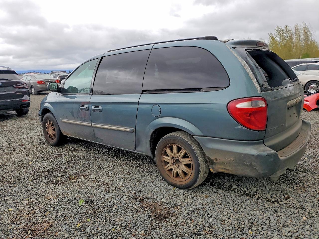 2005 Chrysler Town & Country Touring - Фото 2