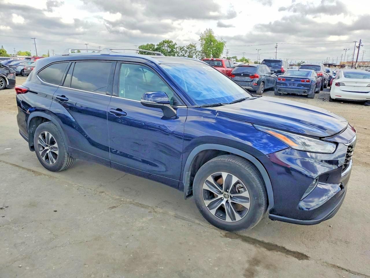 2022 Toyota Highlander Sport - Image 4