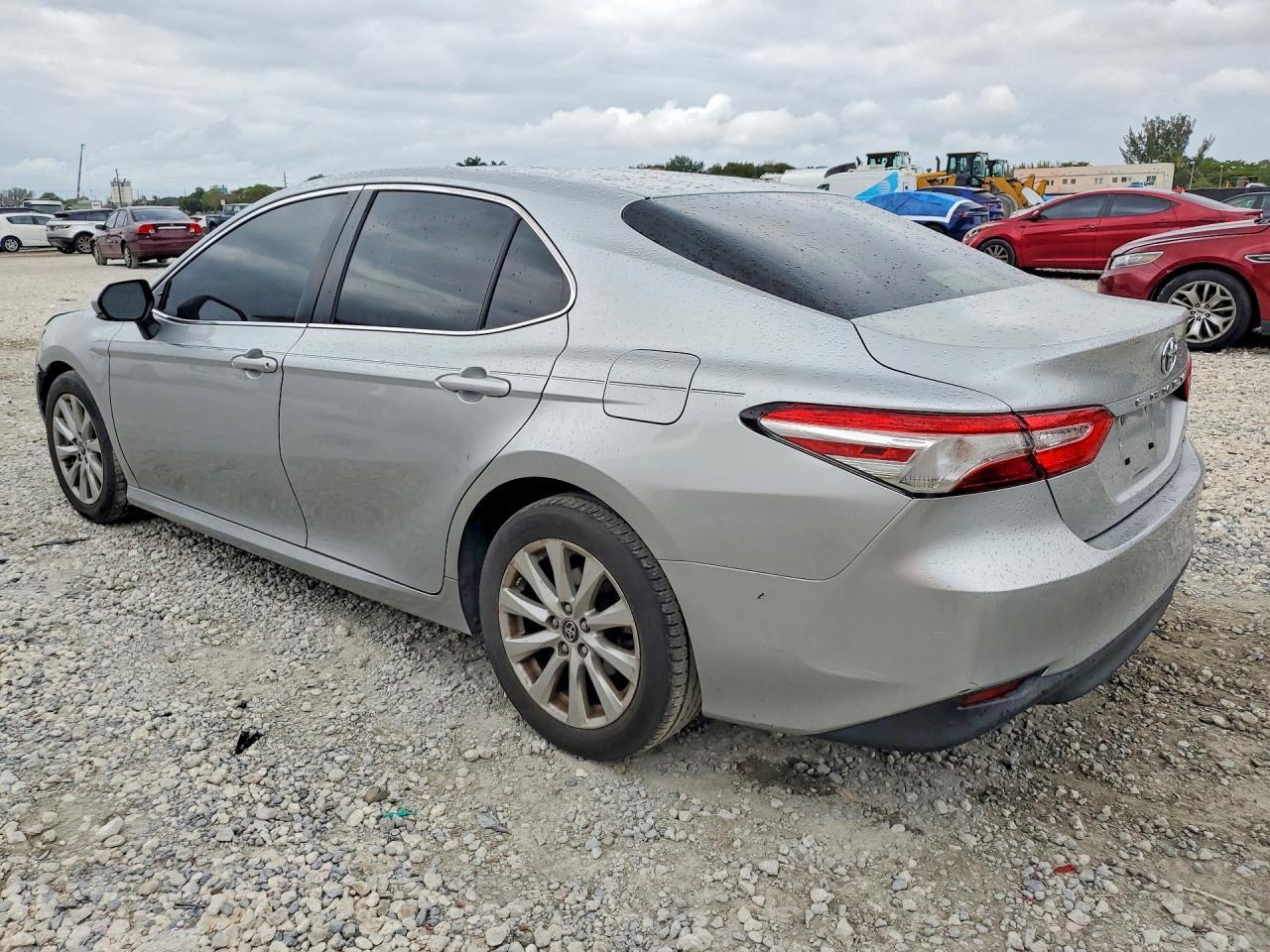 2018 Toyota Camry Le - Фото 2