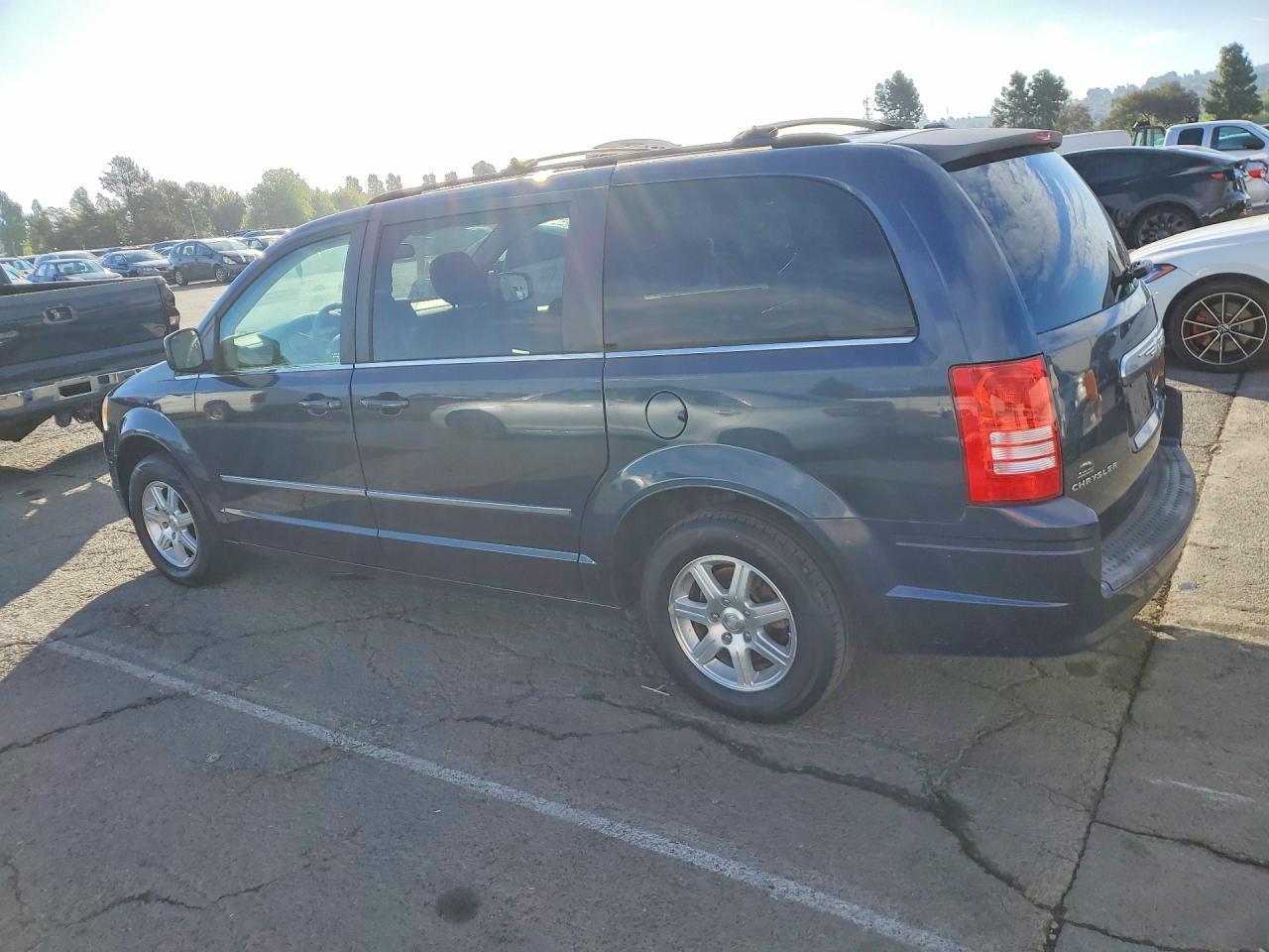 2009 Chrysler Town & Country Touring - Image 2