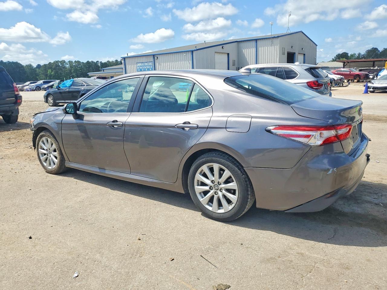 2019 Toyota Camry Le - Фото 2
