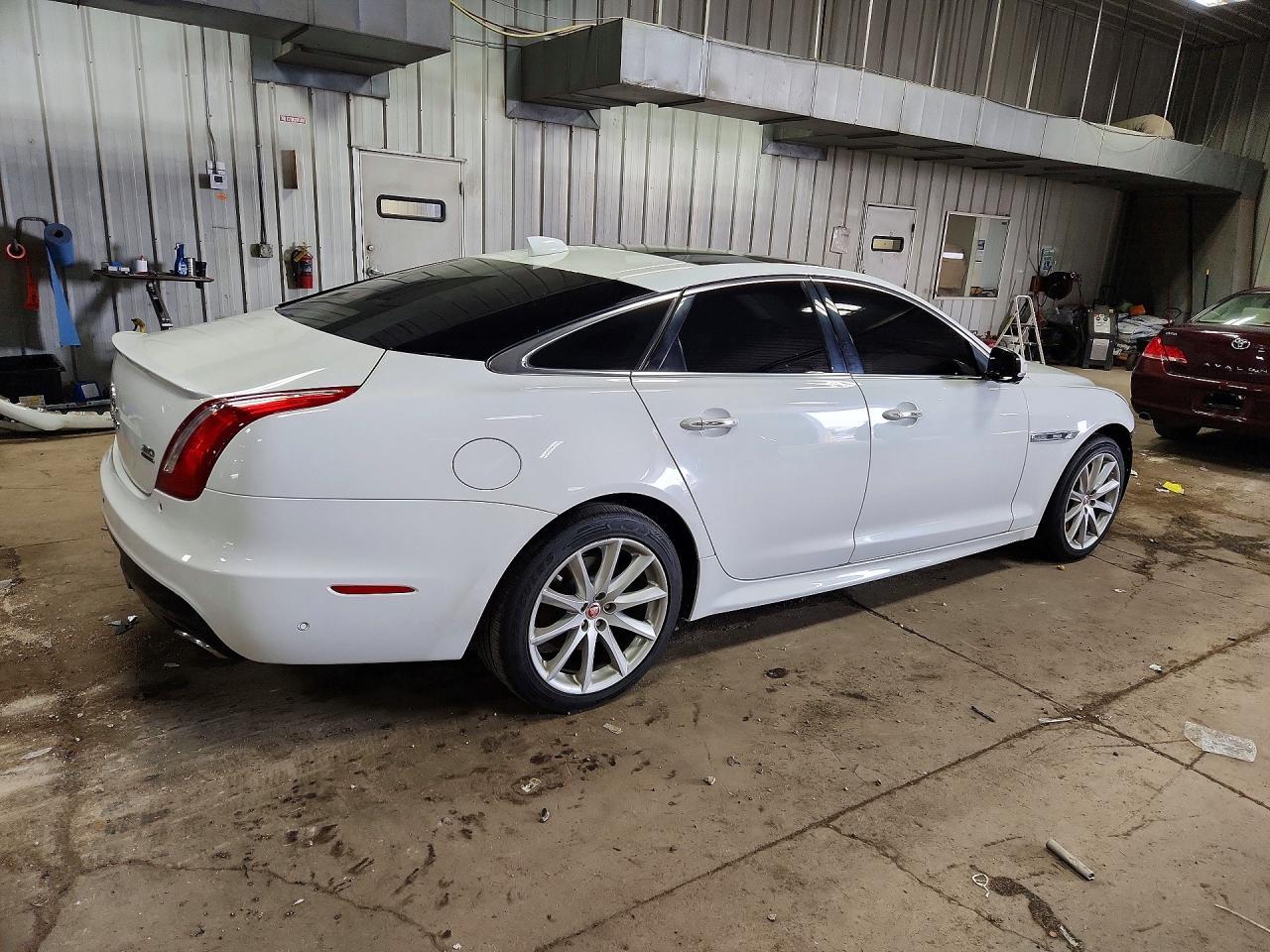 2017 Jaguar Xj - Фото 3