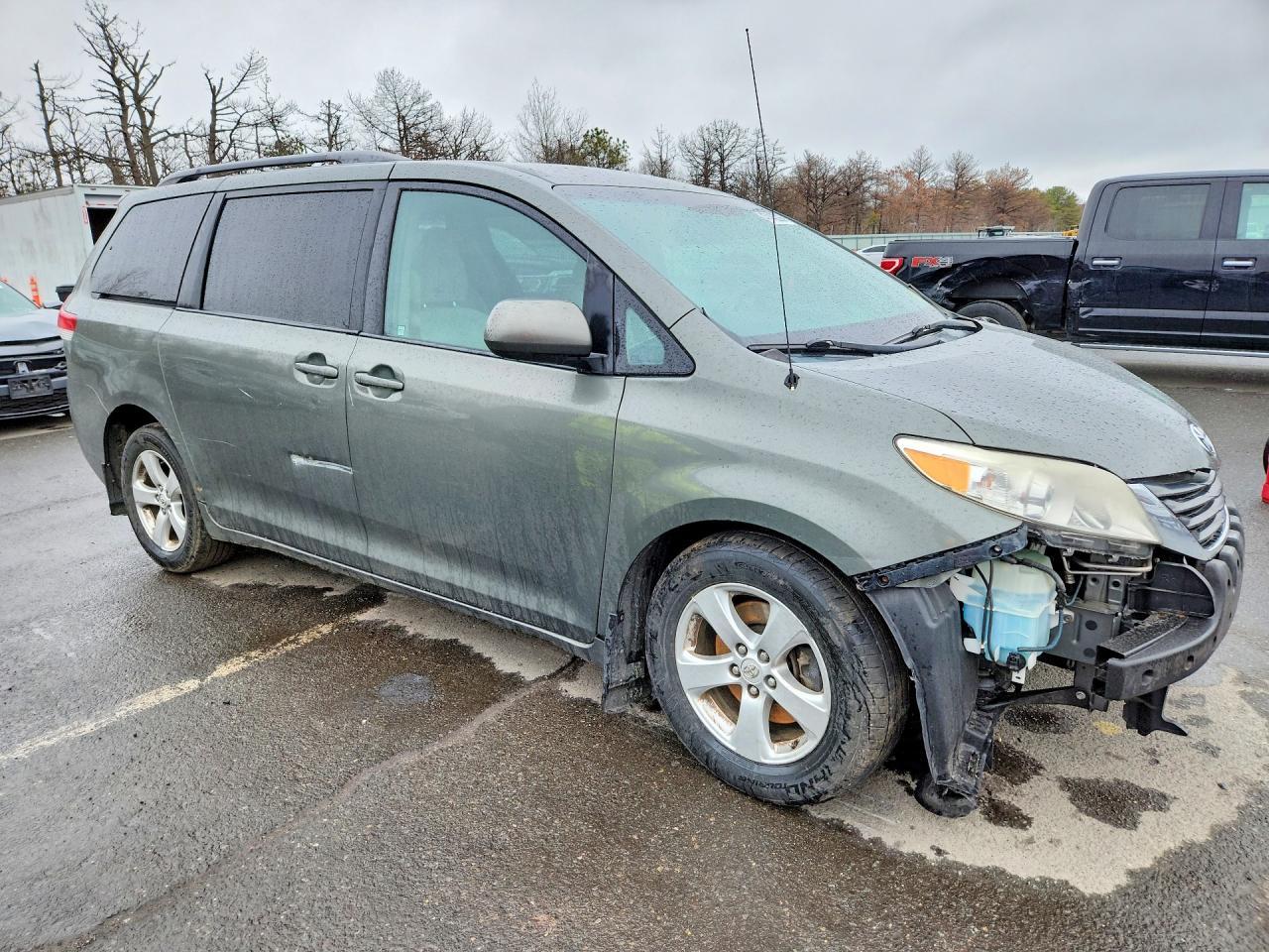 2013 Toyota Sienna Le 8-Passenger - Фото 4