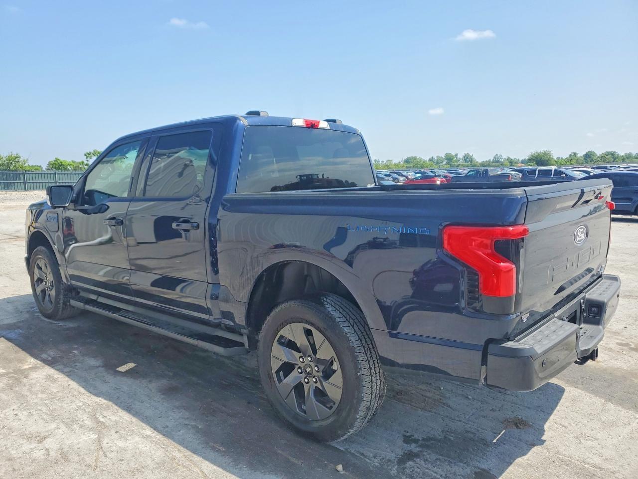 2024 Ford F150 Lightning Xlt - Фото 2