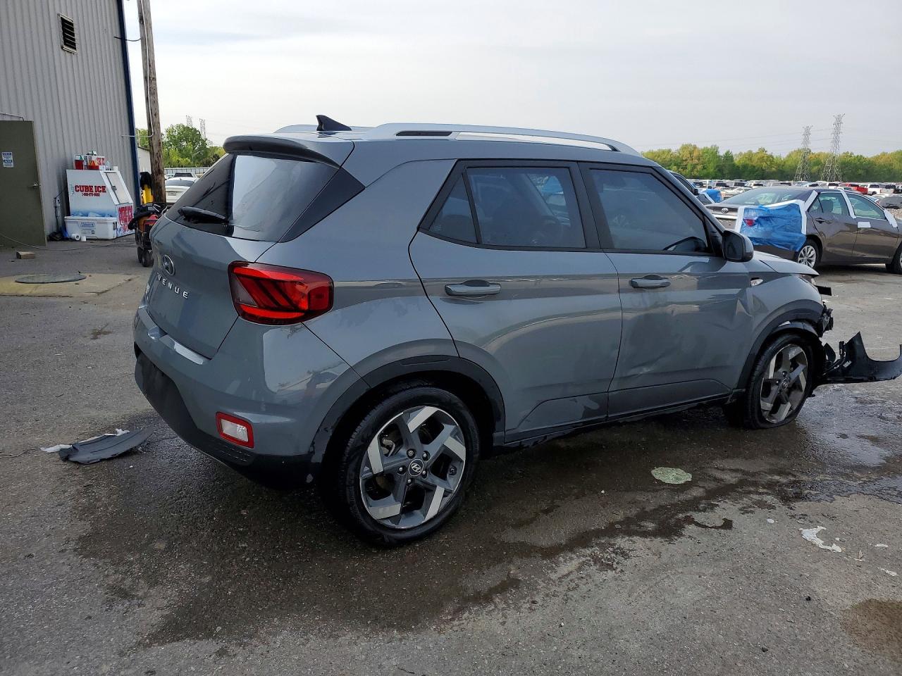 2022 Hyundai Venue Sel - Image 3