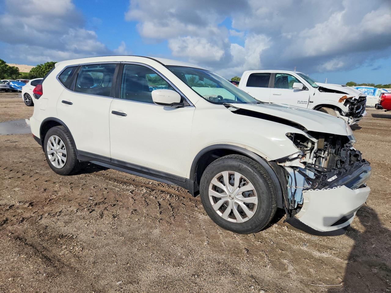 2017 Nissan Rogue S - Фото 4