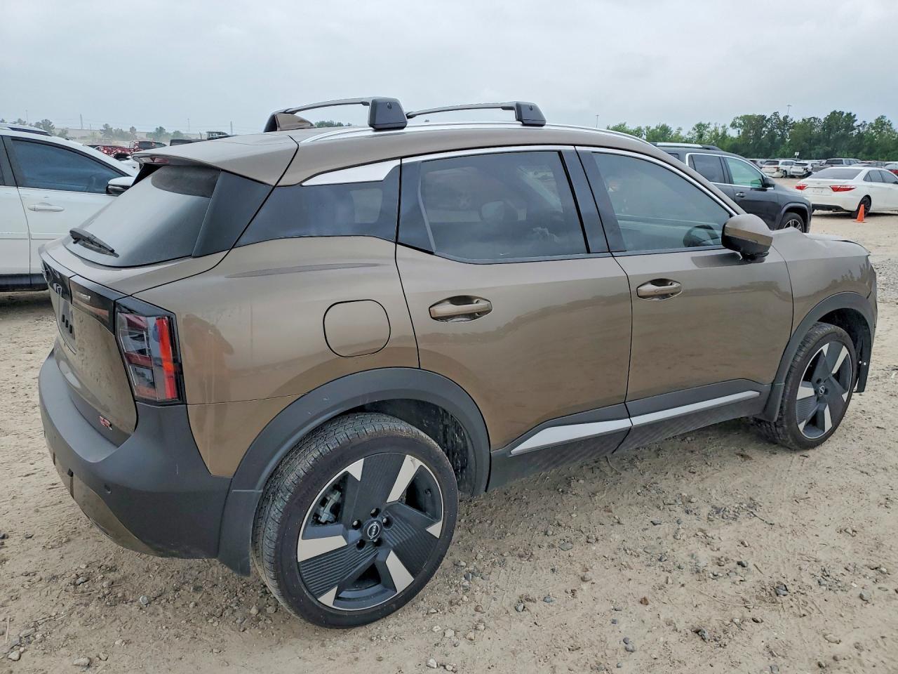2025 Nissan Kicks Sr - Image 3